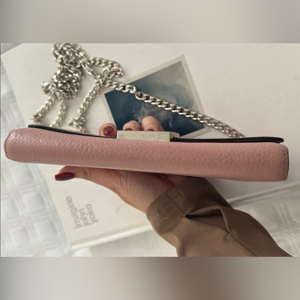 Louis Vuitton Capucines Wallet in Magnolia - Picture 6 of 16